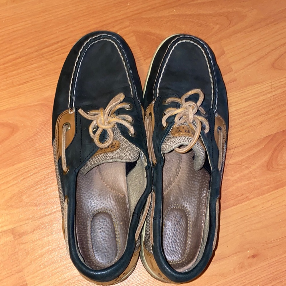 Women’s Worn black sperrys